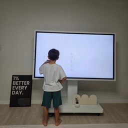 #콘수프기록집 #예쁜템최고야 
전자칠판을 알아보는데 
블랙 밖에 안보여서 고민 많이 했는데 
화이트가 있어서 얼마나 고마웠던지!!
화이트라 더 예쁜 전자칠판!!
다리 부분이 조금 그렇지만~ 
그래도 블랙 보단 예쁘니까 🤍
#전자칠판 #삼성전자 #삼전전자전자칠판 #화이트전자칠판 #전자칠판활용 #잘산템 #잘산템추천 #아이가사는집 