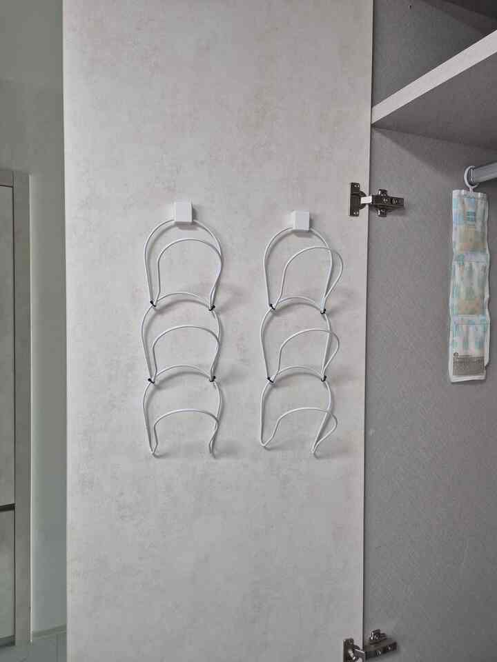 思ったより重くてスペース占有が大きくてどうやって悩んでいましたが、ワードローブのドアに貼ってみました🚪
ダイソーで売る杭台を利用して必要なだけ接続しておくからぴったりですよ！
ケーブルタイがなければ帽子を取り出さずに落ちてよかったです。

空間活用も上手くなり、整理まですっきり👍
不要な席を持たずに見ても良くて満足のいくインテリアアイテムですよ💡

＃今日の家＃家の装飾＃インテリア＃セルフインテリア＃ワンルームインテリア＃小さな家のインテリア＃部屋の装飾＃家の装飾＃家のスタイル＃家のギフト＃ホームスタイリング＃ホームデコ＃デイリーインテリア＃インテリア小道具＃インテリアグラム＃小物インテリア＃ダイソーム＃ダイソーおすすめ