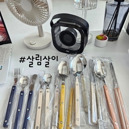 #살림살이 #콘수프기록집 
결혼하고 처음 사본 시에르 파르페 수저세트
가족들 각자 좋아하는 색상으로 한벌씩 샀어요.
묵직하고 색상도 예뻐요.
디저트세트도 함께 구매했어요.
일반수저보다 엄청 크긴하네요.😅
젓가락 불량으로 문의했더니 바로 보내주는 주셨어요.👍
#맞팔 #맞팔환영 #시에르파르베 #디저트세트 #수저세트 #젓가락 #홈테리어 #가성비살림템 #일상 #오늘의가든 #오늘의집 
