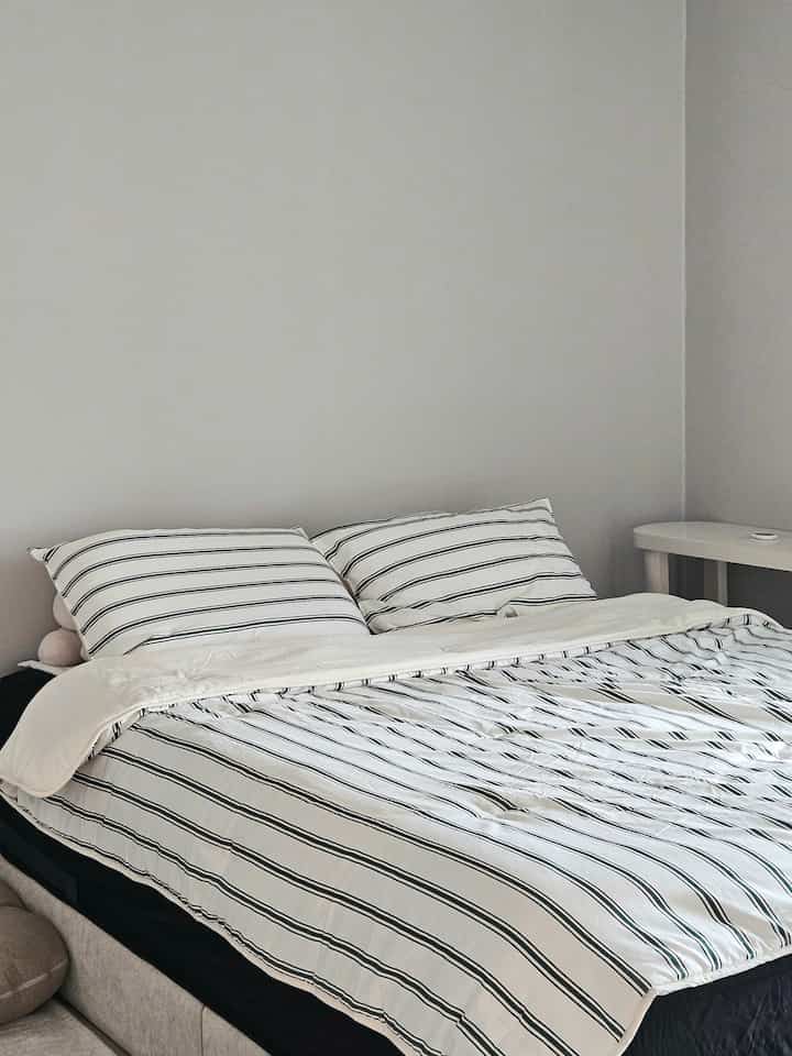 #Today'sOurHome #CornSoupRecord

Today'sOurHome #3️⃣

The long-awaited fall blanket has finally arrived!

I wanted to make a little change to my bedroom decor, so I ordered a striped blanket from Nuvizio.

It goes perfectly with the gray wallpaper and is so soft, isn't it?

It's been a little chilly at night lately, but thanks to it, I'm sleeping really well😄

#FallBlanket #Nubizio #BedroomInterior #MasterBedroomInterior #Minimal #Childcare #VintageInterior #WeekendDaily #NewApartmentInterior #MutualFollow #FollowForFollow #Communication
