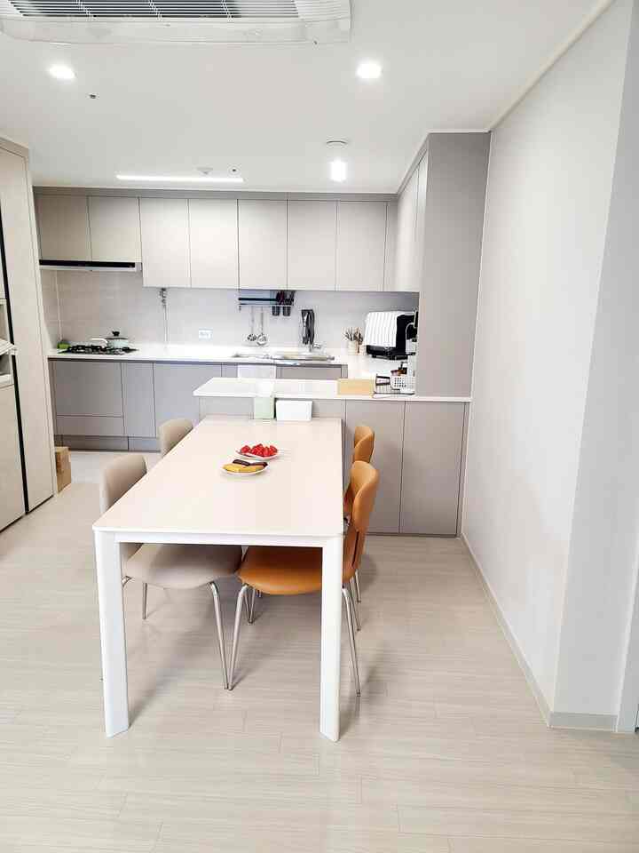 #チェアブランドインタビュー

＃レイヤーダイニングテーブル、なぜ気に入るのか✨

1. 一番好きな国内ブランドは？

レイヤーはミニマリストでモダンなデザインで、どんな空間にも自然に似合うブランドです。  
すっきりしたラインと落ち着いたカラー感のおかげで、家が広くスタイリッシュに見える効果があります。  
シンプルだが存在感あるスタイルなので長く置いて使っても飽きないのが最大の魅力ですよ✨  

2.デザインの特徴
レイヤーダイニングテーブルはぴったり見てもシンプル＆ミニマルそのものです。  
ホワイトトーンになんとなくラインのおかげでキッチンがはるかに広く明るく見え、  
どんな椅子とマッチしてもよく似合うのがポイント👍  

3. 好きな理由
✔管理が簡単で、常にきれいに保つことができます  
✔ファッショナブルなデザインなので、長く置いて書いても飽きません。  
✔空間の雰囲気を豪華にアップグレードする  
✔小道具なしでもそれだけでポイントになる存在感  

4. レイヤーブランドで飾られた空間紹介
私たちの家はキッチンとダイニングスペースをレイヤーダイニングテーブルで飾りました。  
ホワイトテーブルにベージュ＆ブラウンチェアを合わせたところ、  
暖かくモダンなムードが完成しました。  
果物やデザートだけを上げても家ではなくカフェのような感じ🍓☕  


＃レイヤーダイニングテーブル＃レイヤーブランド＃ダイニングテーブルおすすめ＃キッチンインテリア＃モダンインテリア  
＃ホームスターグラム＃家の装飾＃ミニマルインテリア＃デイリーホーム＃インテリアグラム