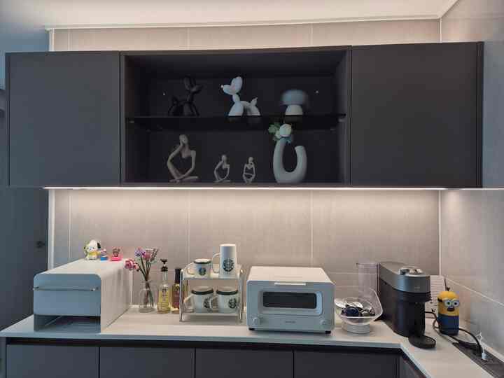 マットなブラックのキャビネットと白い家電が調和するモダンなおうちカフェの雰囲気あるインテリア