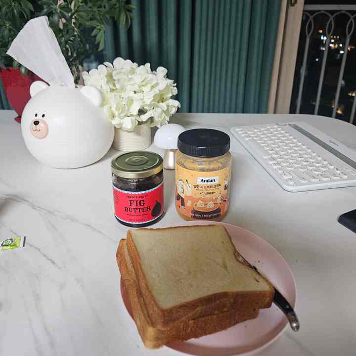 #오늘의우리집 #콘수프기록집 #무화과토스트 #무화과잼 #트레이더조추천템

運動に行ってきてお腹が空いて一人で食パンにイチジクのスプレッドと地面を塗って食べる〜
昨年出張時にワイプがさせてトレーダー組行って重く買ってきたイチジクとスプレッドなのにコストコみたいなのにも似たような製品たくさん売ったんですよ。それでも何がおいしいので、よく食べなければなりません。