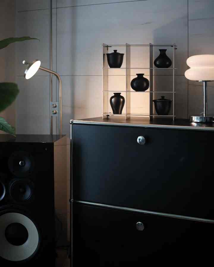 #콘수프기록집 #예쁜템최고야

I brought in some cheap black porcelain and black tea sets,
and filled up the black zone. 🫣

#LANC Housewarming #조명추천 #쇠테리어 #거실수납장 #거실꾸미기 #모던인테리어 #모노톤인테리어 #무채색인테리어 #홈스타일링 #TV없는거실 #도자기소품 #컵선반 #빌라드까사 #거실소품 #철제수납장 #블랙인테리어 #블랙소품 #jbl #jbll100 #L100 #하이파이오디오 #모듈수납장 #실버인테리어 #실버소품 #미니조명 #블랙무드 #맞팔 #소통환영