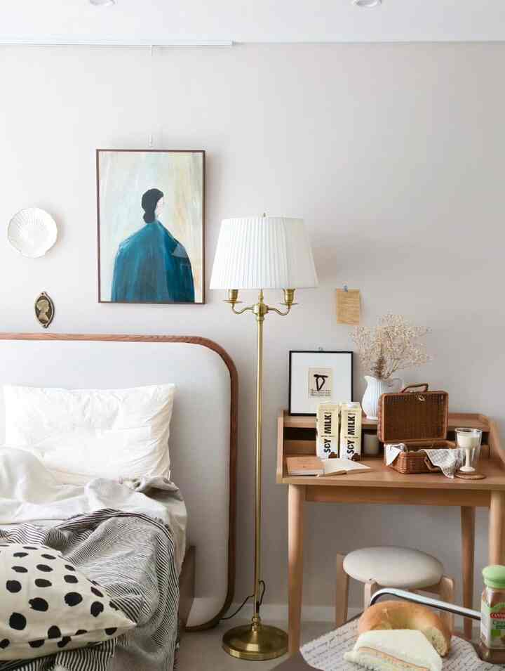 #콘수프기록집 #가을침실 #프렌치무드
Sekadar mengganti bingkai foto dan pencahayaan di kamar tidur saja rasanya suasana hati sudah berubah.
Saya mencoba menyebutnya Suasana Prancis 😆

#Rumah Hari Ini
#Kamar Tidur #침실인테리어 #우드침실 #우드침대 #우드책상 #침실책상 #침실조명 #침실액자 #뚜누 #뚜누포스터 #뚜누액자 #우드 #맞팔 #우드인테리어 #감성침대 #가을인테리어 #감성인테리어 #방꾸미기 #내방 #내방꾸미기 #내방인테리어 #방인테리어 #안방꾸미기