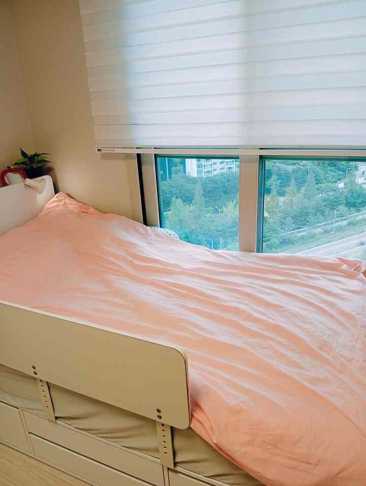 #오늘의우리집 #콘수프기록집 

子供は部屋で寝ています。 
主に活動はリビングルームでやっています。
だから実際に部屋にはベッドだけがあります。
部屋にいないから…

しかし、学年が上がるにつれて荷物も増えています。
私は子供に今日はプレゼントを準備しています。
私が準備した贈り物は何ですか？

 #아이방인테리어 #아이방꾸미기 #우리집 #집꾸미기 #홈스타그램 #집스타그램 #방꾸미기 #홈인테리어 #인테리어소품  #집스타 #내추럴인테리어 #미니멀인테리어 #홈데코 #방스타그램 #데일리인테리어 #셀프인테리어
