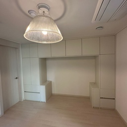 spec 
body - Hanssem nanofabric
Door & EP - LX Z:in LG BORTE3 엔티크 아이보리
지역 - 휘경동 자이디센시아
낮에도 밤에도 주광이든 주백이든 색자체가 어느조건 속에서도 본연의 색이 너무나도 잘 어울려주는
엔티크 아이보리 컬러에요!!
침대 위에 Depth600의 장이 위치하기 때문에 쳐짐 보강 구조물 3개를 튼튼하고 견고하게 설치해주셨습니다!!
#휘경동
#자이디센시아
#붙박이장 
#안방 
#LX Z:IN
#borte 
#수납가구
#뚝딱리페어