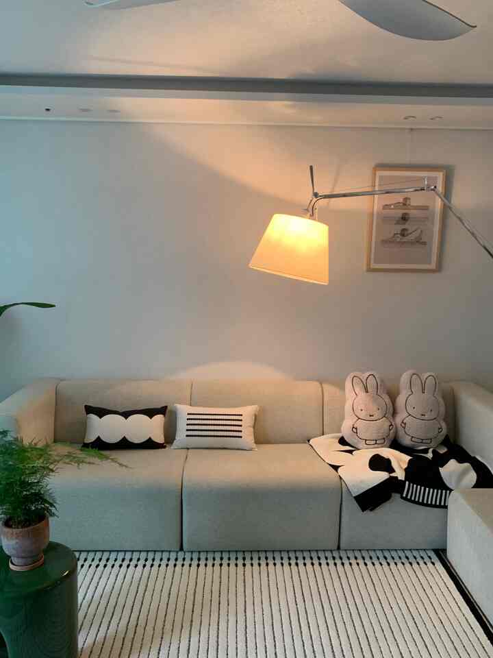 Cuacanya masih mendung, tapi lampu-lampunya menyala, menciptakan suasana yang nyaman.
Saya membeli beberapa bantal dan selimut Miffy, dan mereka sangat lucu. Putri-putri saya masing-masing akan mendapatkan satu, jadi saya membagikan fotonya untuk membuktikannya. Jika Anda membuka yang ini (lol), Anda akan menemukan selimutnya.

Mengganti kain satu per satu membuat saya sedikit merasakan suasana musim gugur yang lebih sejuk.

#CornSoupRecord #오늘의우리집 #오늘의가든 #아스파라거스나누스 #곱슬버들 #이씨라메종 #이씨라메종블랭킷 #소파쿠션 #드파인러그 #거실러그 #러그의계절 #거실인테리어 #거실스타일링 #맞팔해요