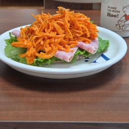 #콘수프기록집 
요즘 나의 점심 🥕 
뒤늦게 당근라페에 빠져서 거의 매일 먹고있어요 🙂 
#오늘의우리집 #탁자 #포크나이프 #맞팔 #맞팔소통 #맞팔환영 