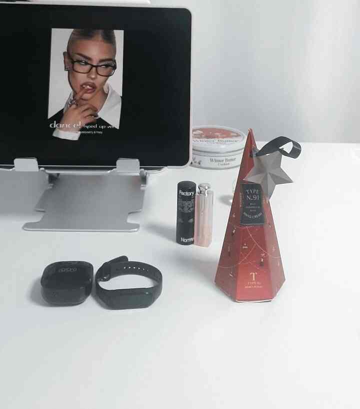 #최애브랜드인터뷰 #콘수프기록집 
apple🖤

音楽、YouTube、描画など様々に  #애플 #아이패드 #음악감상 #책상 #책상꾸미기 #데스크테리어 #소품 #인테리어 #일상 #맞팔 #심플인테리어 #심플 } #라이프스타일 #오늘의집 #블랙앤화이트 #무채색인테리어 #방꾸미기 #집꾸미기 