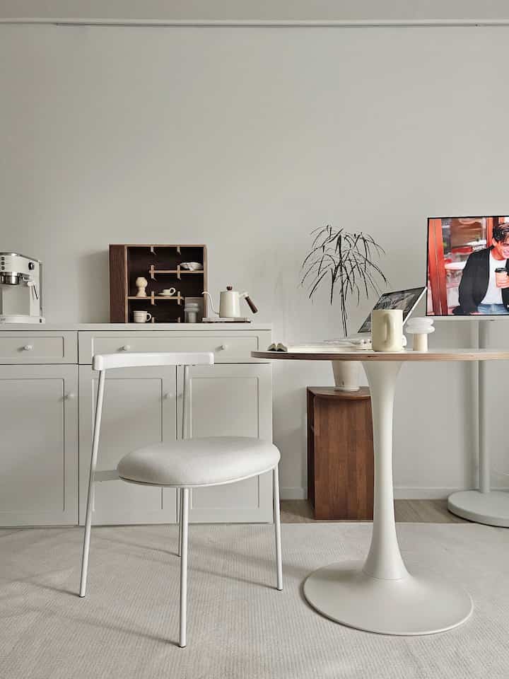 Ruang kafe rumahanku yang sempurna sudah lengkap..!!!
Duduk diam, menonton TV, dan menyeruput kopi saja sudah sangat menyegarkan. ㅎㅎ

Akhirnya aku memulai sebuah blog, yang sebelumnya sempat ragu-ragu karena kurang percaya diri. Aku masih blogger pemula, tapi aku sangat merekomendasikannya untuk siapa pun yang ngeblog..🤍
https://m.blog.naver.com/jidmswjd

#homecafe #mejabundar #kursi #rekomendasikursi #penyimpanan #homecafestand #mesinkopi #rakcangkir #TVportabel #aralia #tanamanpemurniudara #mejasamping #manusiasalju #pencahayaanhari #ruangtamu #interiorruangtamu #followback #followbackwelcome #blog #followback