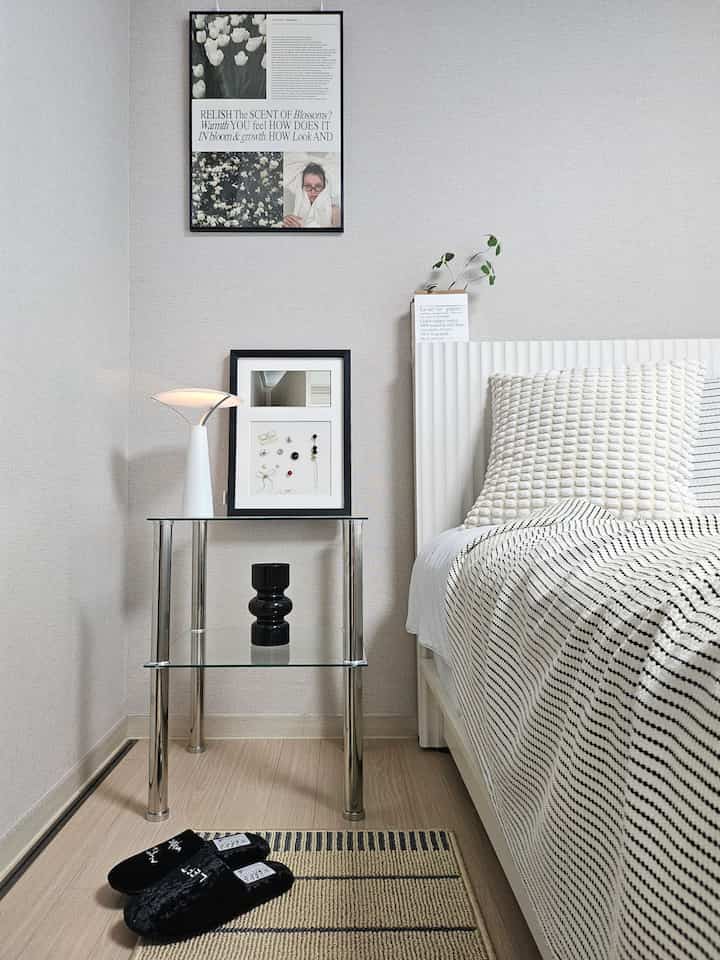 #빈티지대모던
My house looks modern no matter where you look. I've been taking a lot of pictures of my bedroom lately, and my bedroom has a perfect modern vibe. 🤍🖤

#Followback #모던인테리어 #블랙앤화이트 #침실 #침실꾸미기 #침실인테리어 #싱글침대 #호텔침대 #한샘 #한샘포에트 #액자 #베르데 #침실액자 #언타이틀드프레임액자 #미러액자 #룸슈즈추천 #로파서울 #포인트러그 #침실러그 #유리협탁 #침실협탁 #유리테이블 #이너조깅포스터 #이케아액자 #이케아쿠션커버 #꽈배기쿠션 #블랭킷 #침구인테리어 #이케아추천템