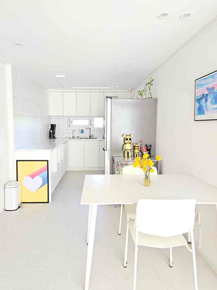 ホワイトトンの我が家のキッチン。
狭くて長い形のキッチンなので、インテリア工事時の悩みが本当に多かったのに、
悩んで工事しただけに見るたびに満足していますㅎㅎ

恥ずかしい？キッチンを好むキッチン担当のペットの好みに合わせて
流しにあった植物も冷蔵庫の上に追い出されました。

ところで、酒瓶を持ったフィギュアはなぜそこにそのままあるのか本当に気になるが、
おいしいご飯を食べるには静かにする必要があります🤣🤣

＃キッチンインテリア＃キッチン＃キッチン装飾＃キッチン整理＃キッチン照明＃キッチンリモデリング＃キッチンタイル＃キッチン家具＃ホワイトインテリア＃ホワイト＃ホワイトキッチン＃ホワイトテーブル＃ホワイトトン＃ホワイトテーブル＃食卓スペース＃セラミック食卓＃セラミックテーブル＃セラミック食卓おすすめ＃4人用食卓＃椅子おすすめ
＃コンスープ記録集＃今日の私たちの家 