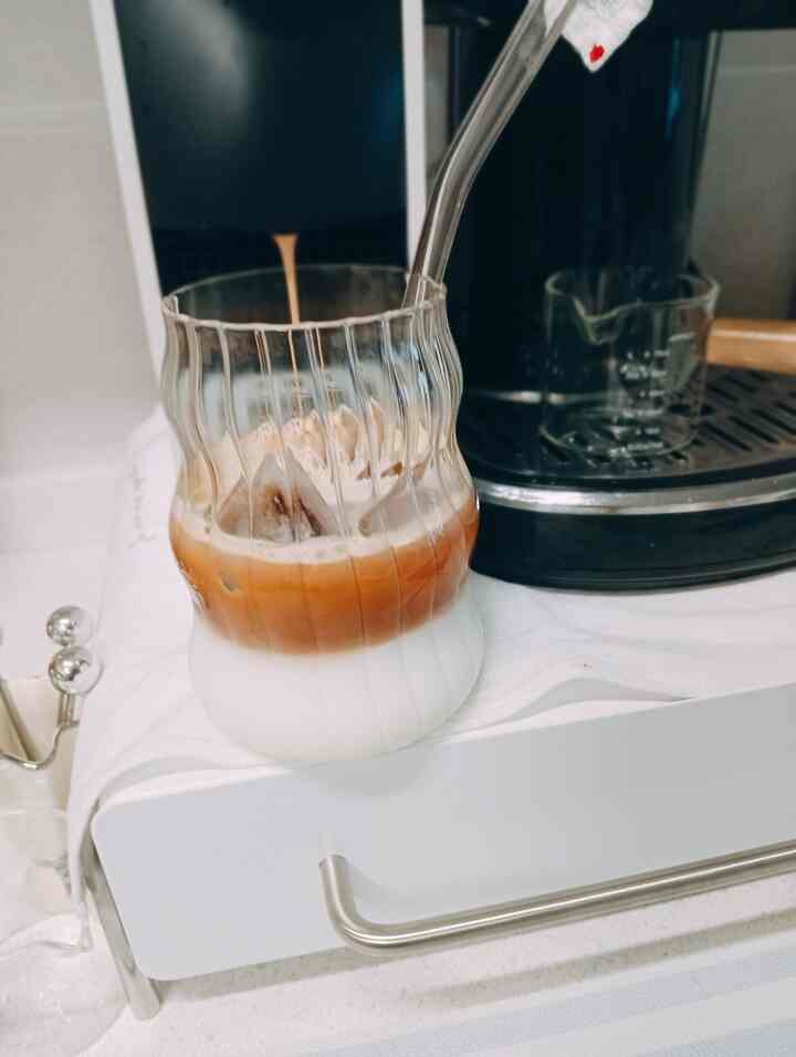 #콘수프기록집 #예쁜템최고야 

今日は曇りです....
曇りの日は何か体が
祝われる感じだ…。
どんどん横になって…。  #카페감성 #아이스라떼 #집스타그램  #홈카페인테리어 #주방꾸미기 #분위기템  #집콕카페 #카페인충전 #디저트타임 #예쁜그릇  #커피한잔의여유