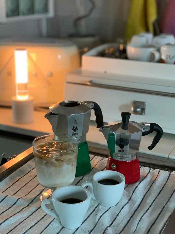 ＃かわいいテム最高です＃チュソクエンコーヒーカップ

秋夕記念でカラフルに編みました。
- スターバックスのコラボボイラーの上の古いブリッカコンテナ
-ミニエクスプレスレッドボイラーのオリジナルポートコンテナ
サイズに合った股間を変えながら使うのも楽しいですよ。
祝日においしいものをたくさん食べて、コーヒーを一杯にしてください〜

私たちは両家が近くて今日まで楽に休んでいます。

＃コンスープ記録店＃コーヒータイム＃コーヒー香り＃コーヒーレストラン＃ホームカフェゾン＃コーヒースタイリング＃ビアレッティ＃モカポート＃ハンドドリップではない＃エスプレッソ＃カフェラテ＃タイガーソングスライド収納ボックス

