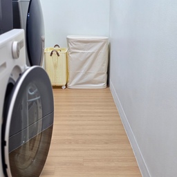 #살림살이 #콘수프기록집 
대식구가 사는 집이라 빨래양이 많은데 세탁실은 좁고 ... 
그래서 준비한 100L넉넉한 크기의 오라플 분리형 빨래 바구니
온 가족 빨래를 한 바구니에 담아도 충분할 정도
덕분에 집안이 훨씬 깔끔해졌고 빨랫감이 넘쳐서
바닥에 두는 일이 없어졌지 뭐예요
내부가 칸막이로 나뉘어 있어 처음부터 빨랫감을 종류별로 분리해서 넣을 수 있어요
세탁 직전에 따로 분류할 필요 없이
바로 세탁기에 넣기만 하면 돼서 정말 편리해요
#대용량빨래바구니 #빨래바구니 #세탁실정리 #세탁바구니 
#좁은세탁실 #대용량바구니 #오라플 #빨래통 #생활용품 
#세탁실용품 #세탁실꿀템 #세탁실 
