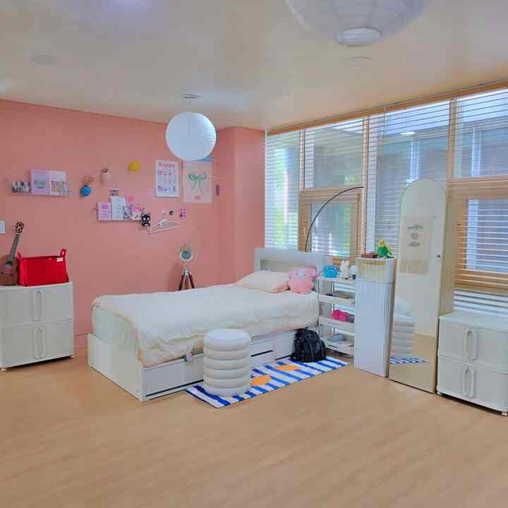 ＃今日の私たちの家＃コンスープ記録集 
ピンクカラーに差し込まれた娘部屋に収納ベッドがありますが
収納スペースが足りない方です。 
大きな収納場を置くとスペースが狭く見えます。
積層型収納ボックスを置いたら寝室に
多目的収納のように置いて使用するのでぴったりですね
無難に似合うシンプルなデザイン
大型ホワイトと小型透明を一緒に置いたが 
スペースチャージもせず、パンツリーの整理やホームカフェゾンなど
どの空間にも合うリビングボックス
大型収納ボックスは2段に置いて服を収納できます。
もっと実用的です。

#寝室のインテリアコミュニケーション 
