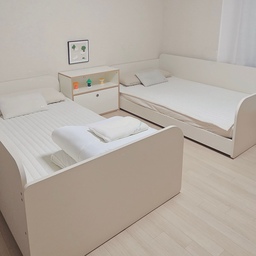 #콘수프기록집 #살림살이 2
형제방은 베란다가 있어서 요즘 열고 재웠더니, 
꼬맹이들 벌레공격당해서 얼굴이고 몸이고 난리난리
애들이 자면서 땀을 흘려서인거같아서, 침구세탁했어요
깨끗해진 패드 깔아주니 개운🤍
화장실에서도 나오는건가싶어서 오늘 변기커버 분해해서
세척해서 다시 설치했어요 깨끗해진 모습을 보니 개운👍
갑자기 더워진 날씨에 에어컨 커버 벗겼어요 
와, 무슨 10월날씨가 이리더운거죠 버티다가 틀었어요🫠
제차는 오래된 차라 시동 안 킨지 4일되어서 불안한 마음에
1시간 돌려줬어요 하마터면 방전될뻔 🫢 아슬아슬했다
오늘은 우리집 가장과 막내 생일이라,
아침엔 미역국, 점심엔 막내가 먹고싶은거 저녁은 가장이 먹고싶은걸로 먹고 생일 케이크먹고  장난감사고
소소한 생일하루였어요 :)
내일은 안방 침구와 커튼세탁하고 연휴로 엉망이 된 집을
차근차근 치워봐여겠어요☺️
#집꾸미기 #미니멀인테리어 #아이방꾸미기 #아이방 #아이방인테리어 #살림 #살림기록 #침구세탁 #아이방침구 #형제방꾸미기 #육아 #육아일상 #살림일상 #살림일기 
