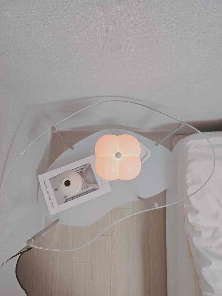 #mondaymood ✨️🤍
#コンスープ


長い連休で久しぶりに投稿する写真✨

照明をつけておくと部屋がまた所定の位置を見つけた感じですね
しばらく止まっていた日常もまたゆっくりと、光のように暖かく続いてみてください:)

今日はただこの照明のように穏やかに輝くように
流れるようにしよう🙃

私からは再び元気に
あなたの日常を見にゆっくり
見てください:) 

🏷テーブル：@alua_official1979
🏷カボチャの照明：@odense.official 

＃プリティテム最高屋＃アルアーテーブル＃オーデンセ照明＃ホワイト寝具＃ハンジライト＃秋寝具＃
