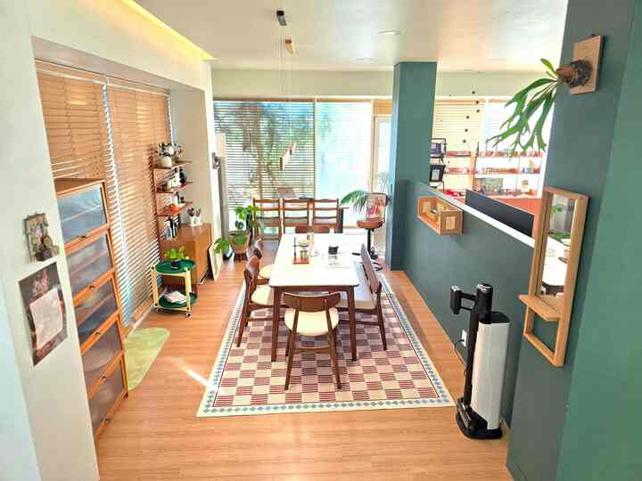 #우드인테리어 #내추럴우드 #월넛우드 #코지인테리어 
 秋の雰囲気 ナンナンウッドの魅力はどこまで...
ウッドの落ち着きと快適さ 重厚な魅力まで与える空間

📌 ダイニングルーム
ダイニングルームはナチュラルなウッド..
ウッドブラインドとウッドダイニングテーブル収納場と棚
鏡までも木になっています。

📌リビングルーム 
リビングルーム収納場とホームバーテーブルスペースはウォールナットカラーのウッド..
床材までウッドですね 

📌 寝室デスクテリア  #우드스타일링 #우드소품  #우드인테리어소품 #내추럴인테리어  #월넛 #내추럴무드 #내추럴스타일  #거실 #전원주택 #전원주택인테리어  #썸앤데코식탁 #썸앤데코



