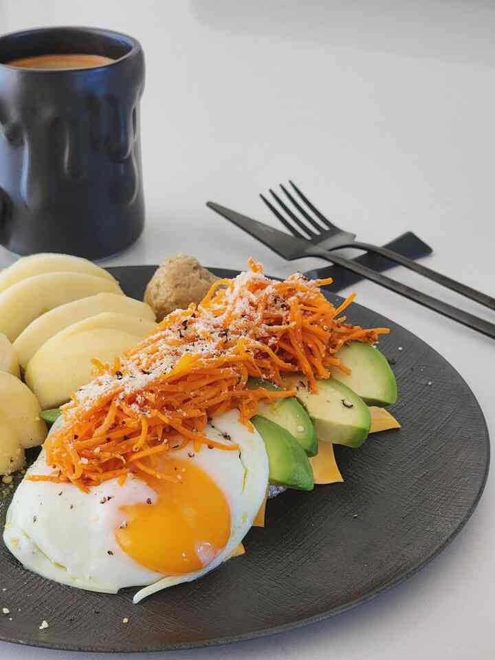 🥑久しぶりに購入したアボカド

今日はオールブラックでテーブルウェアを合わせました。
食べ物の色味がより際立つブラックプレートはいつ見ても高級🖤

アボカドのチャンピオンを上げてニンジンラペサンドイッチ
ホームメイドピーナッツバターのおにぎり＃シナノゴールドアップル🍎 
クレマ 追い出されたアメリカーノ 

☕️ #ブラックアップコーヒー #ソンススウェイ
ミルクチョコレート、キャラメル、非常に淡いベリー豆

🏷 #リイゼ #キャンドルカップ #ブラックマグカップ
🏷 #vbccasa #ブラックカトラリー 

#マヨネホームカフェ 

#ブラックプレート