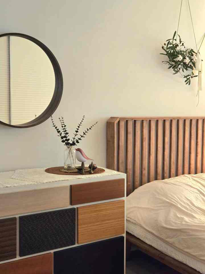 ＃ウッドインテリア＃コンスープ記録集

寝室の鏡を変えました。 
「タントンㅡタントンㅡタントン」リズミカル
ハンマーの実力はレベル級になっていきます🤭

家の飾りに興味があり、一つずつ変化しました。
好みがしっかりする前に何か知らず
ミックスマッチでもないスタイルが飛び交う時があるでしょう。 

いろいろな色が好きだった私が
ウッドの重厚さに陥った時期
この寝室は東洋の東洋のムードです
伝わる木とオレンジ色の光で🧡🤎 

当時はかなり高価だったベニチアンミラー
遠いことをなくすことも何だから抱きしめている
移動する場所を探してウッドミラーで結んでみました。 

大きくないかと思ったサイズでした。
いざ歩いたらもっと大きくても大丈夫だと思います。
今、鏡枠に座る貴用テムを探さなければなりません！
。
。
。
#マキシマリストのミニマルライフ #空間記録 #FTC記録
＃ウッドインテリア＃東洋美味しいスプーン＃オリエンタルムード 
＃寝室のインテリア＃寝室の装飾＃寝室のスタイリング 
＃家を飾る＃ホームスタイリング＃ホームデコ 
＃ビンテージ小道具＃小道具スタイリング 
#homesweethome #interior #homestyling #homedecor #vintagestyle #orientalstyle 