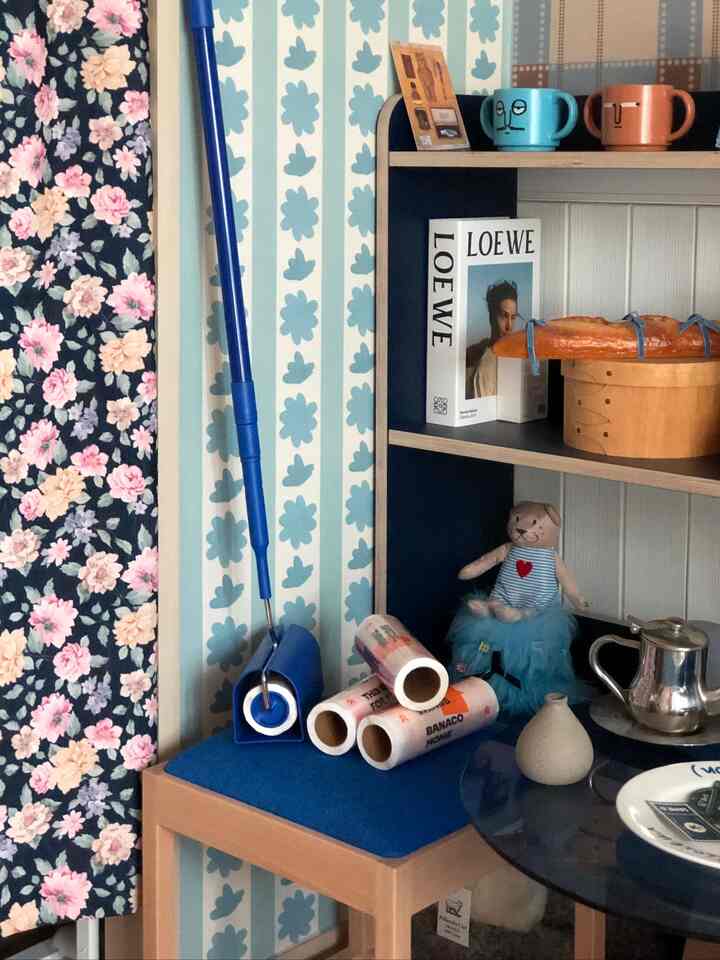 ＃自宅で最高の忙しい＃コンスープ記録

ああ🤭
石がこんなにきれいになってもいいですか？ 
とてもきれいではありません:)

ビビッドなカラーと綺麗なデザインで愛されるバナコ！ 
Instagramでサポーターとして活動することになりました💙

バナコスウィフトテープクリーナーです。
ちょっとしたブルーの色合いにきれいなデザイン😍

小さなほこりから髪まで強い接着力でスッキリ 
除去してくれてペット犬を育てる家庭でも出てくる毛まで 
簡単で簡単に取り外せますよ✨️

バナコならではの特殊接着剤で強い接着力と詰め替えテープに 
バナコならではのグラフィックとデザインを加えて小さなディテールまで 
感覚的で気になるのが感じられます😊

詰め替えテープにクロスカット線があり、書き込んだら一枚ずつすっきり 
切れてエッジの非粘着加工で手にしがみつかない以上良いです:)

しかもきれいなカバーケースがあります 
衛生的に保管が可能だという点🫶

何より一番好きな部分は長さ調節が可能 
スタンディング棒があり、腰を曲げなくても立って 
しっかり押して完全に便利です👍

背の高い新郎も頑張ってくれる
バナコスウィフトテープクリーナーと言うか 🤭

どんな空間に置いてもインテリアを損なわない感覚的で 
ポイントになるデザインでもうテープクリーナーも綺麗なんですよ🙊

＃コンスープ記録＃バナコ＃バナコサポーター＃バナコ＃スウィフトテープクリーナー＃テープクリーナー＃必需品＃今日の家＃新婚旅行のインテリア 
