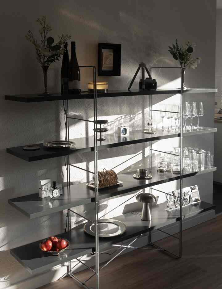 オリジナルイケアエネトリ棚！ Original Ikea ENETRI!!

作品、オブジェ、絵を紹介しながらとても軽く面倒になって？漢方に棚を紹介します！

ディテールな小物は機会になれば後で次第に上げます！ストーリーがたくさんあります。

かつて棚自体はオリジナルのIKEA エネトリ棚ですが、インテリアを企画してからとても持ちたかった棚でした。

ドイツ版にんじん（Kleinanzeigen）を探してまた探して待っている 相対的に近くで相場より安く出た棚をすぐに電動ドリル持ち上げて走って直接解体した後ウーバーXLを呼んで持って来ましたね。

この棚を救おうとすごく苦労しましたが、そのおかげで最も愛着が行く家具になりました:)

#hynhaus #インテリア #リモデリング #インテリアグラム #インテリアデザイン #家具#ホームカフェ