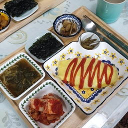 #오홈스토랑 #아침밥상 #오므라이스 #찬밥처리
찬밥이 많이 남아서 오므라이스를 만들었다.
예전에 우리 어릴 땐 경양식집에서 오므라이스를 팔았다
아주 별미처럼 생각했었는데 지금 보니 참 우습다.
별 것도 아닌데
얼갈이 배추로 끓인 배추국이 참 맛있다.
김치도 참 맛있다.
원래도 입맛은 좋았지만 가을이라 그런지 더 맛있게 느껴진다.
감사할 일이다. 무엇이건 맛있게 먹는다는 건 