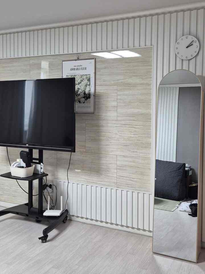 #コンスープ
#今日の私の家

太陽が短くなってそうなのか、暖かい温熱マット＋ふわふわの布団組合のせいなのか最近眠れました。
夕食を食べて朝まで寝るだけで一日が終わります。
掃除もしてゲームもして趣味活動もしたいのに残念です🥲
鏡の中の汚れた姿ボイシジョン..今日はぜひ掃除してみましょう💪💪

＃20ピエロアパートインテリア＃20ピエロリビングルームインテリア＃構築アパートスタイリング＃全身ミラー化粧台＃スライディング収納場＃収納家具＃バスフォール＃ナチュラルウッドインテリア＃ウッドトーン家具＃ウッド家具＃リビング家具バッチ＃全身ミラー推薦＃化粧台＃20ピエロリビングルームスタイリング＃ポイントインテリア＃五感リビュー