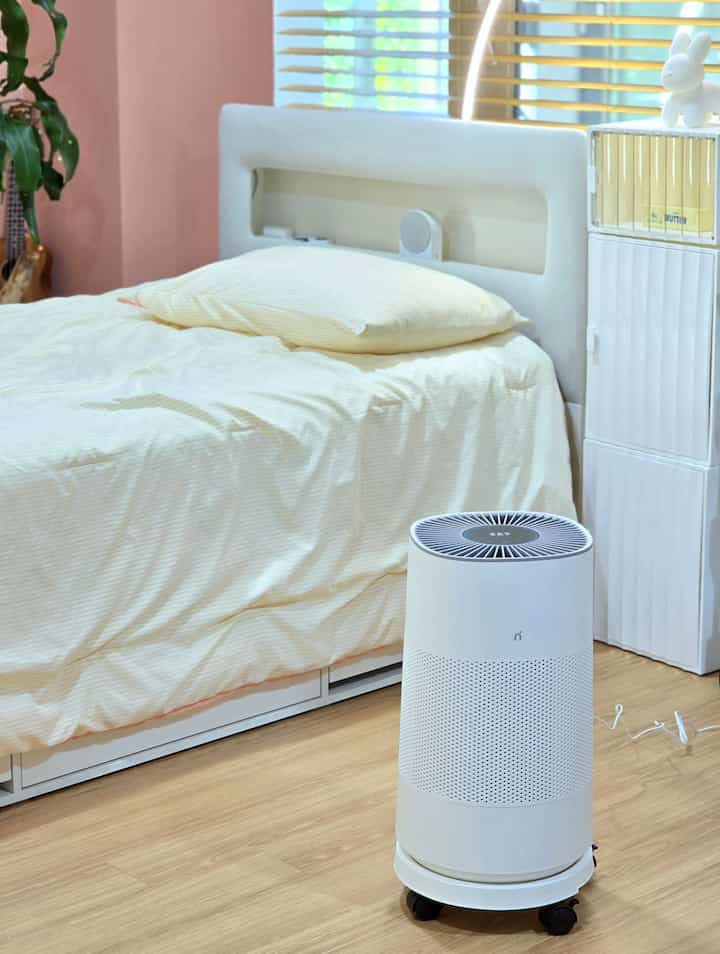 #오감리뷰 プログラムを通じて製品を提供され、直接使用してスタイリングした後期です。

アイニック大容量自然気化式加湿器
空気清浄と加湿を一つに、2in1製品でいろいろ 
利点がたくさんあり、満足して使用しています。

白色にすっきりとしたデザインで
最近家電はオブジェのように置くことができるほど
デザインがシンプルでスペースがあまりない
空間の活用性も良くも楽に移動できます。 

マルチカバーは上部送風口にはめ込む方法で
吹き出し口にほこりがたまっていると掃除は簡単ではありません。
カバーをかぶせてほこり遮断をすることができ、安定性と利便性を 
考慮してそれなりに慎重に気を使って作った製品だな 
使用しながら感じました。

一般に、加湿器と空気清浄機を1つの空間で間違えると、空気清浄機が湿気の水蒸気を微粉塵として認識して
強く動作しますが、気化式加湿器は通常の加湿器と異なり
目に見えないほど小さな水蒸気を吐き出す方法だ。
一緒に入れておくことができるので、細菌放出を心配することなく
 衛生的に使えて新生児用にもたくさん選ぶのがまさにこの気化式加湿器なんですよ。
病院でも使用する加湿器で安心して使用することができます。

4L水槽で最大21時間使用可能
夜に寝ている間も水不足で
オフになる心配がなく、1時間あたり最大400ccの加湿量で
水蒸気粒子が小さくて広い空間も
すぐにしっとりとなるという利点があります。

子供部屋の寝室に置いて使用しています。
空気清浄機能まであり過ぎて良いもの！
水槽に水を満たさない場合は四季の空気清浄機として使用 
​​
寝室で使うほど騒音にも敏感になるしかありません。
アイニック加湿器には睡眠モードがあります
眠りが明るくて敏感な人も眠りにくいです。

大容量4Lの簡単救い主で、洗濯が簡単
使用中に水がどれだけ残っているかを開かずに
ボタン一つで確認が可能です。
パーセンテージでお知らせしますが、この機能も便利です。

何より専用アプリでリモートコントロールが可能なので
横になって楽に操作できます。 
微粉塵、温度、湿度がどの程度か水の量まで
一目で把握できます。

 安全な気化方式の加湿器を使ってみると  #대용량가습기 #가습기추천  #가습기의계절 #가습기 #가습기받침대  #겨울준비 #겨울필수템

 
