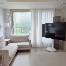 저희 남편이 티비뒤에 선정리 했는데 깔끔하게 잘했죠? 
사운드바도 원래 밑에 설치해야되는건데 
보이는게 싫다고 하니깐 최대한 안보이게 설치해줬어요 
사운드바가 블랙이라 거치대도 블랙으로 별도 요청했더니 
잘보여서 깔끔한 것 같네요! 
항상 찾아다니는 리모컨도 뒤에 쏙 넣어줬어요 
#콘수프기록집 #살림살이 #티비없는거실 #티비선정리 #이동식티비 #작은집활용법 