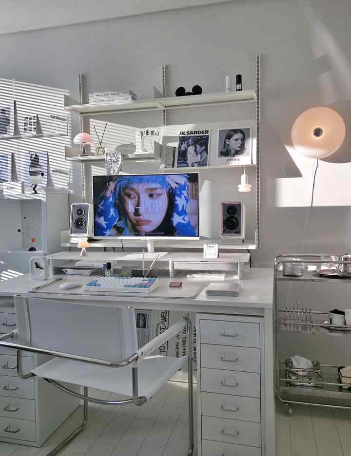 ホワイトトーンのホームオフィス、白いデスクと椅子、壁棚と照明が配置された清潔感のあるインテリア