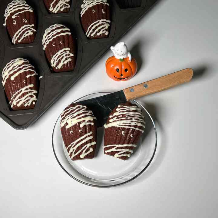 #아끼는애정템
Chocolate Madeleine🍫
ハロウィン感満載にしてみたミラマドレン👻
しっかり焼いたチョコマドレーヌにホワイトチョコレートで包帯を表現してくれて目も描いてくれたら可愛く仕上がりました😀✨️ 

ハロウィンデー記念にしましたが怖くないように作ろうとしました！
マドレーヌを半分に切る写真は少し怖いです👀❕️

📌ここで待って！
私がいつも焼くときに使うミキシングボールがあります✨️
（本当に大好きな愛情テムですよ💝）
その製品はまさに-！  #초코마들렌 #베이킹 #홈베이킹 #baking #homebaking #할로윈데이 #소통 #소통해요 #맞팔 #맞팔해요