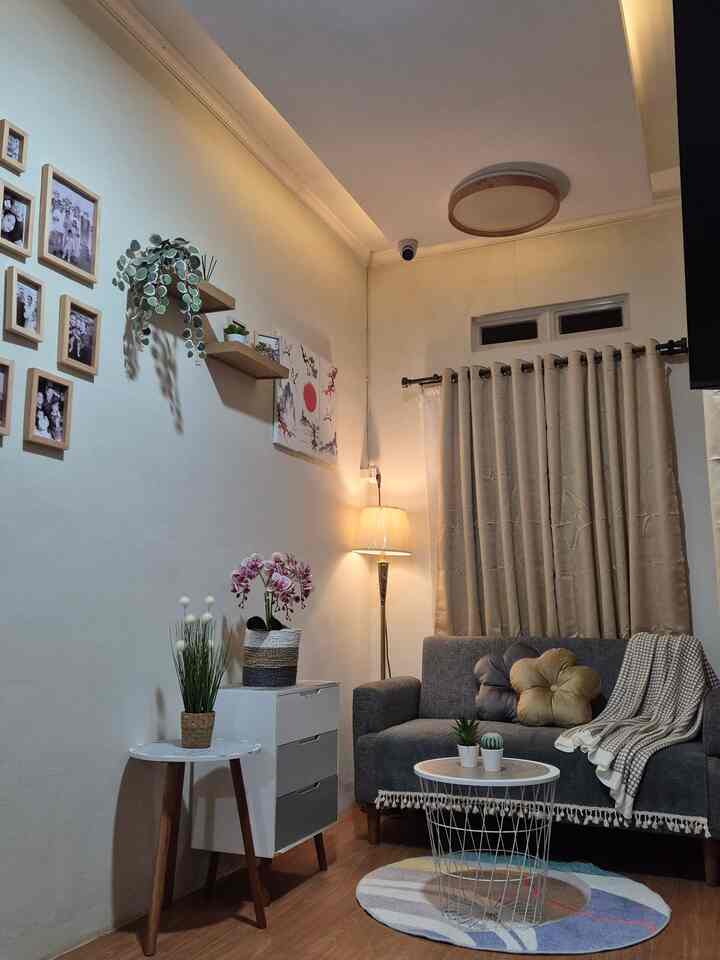 Suasana malam di ruang tamu #roemahoei #ruangtamu #minimalis #ruangtamumini