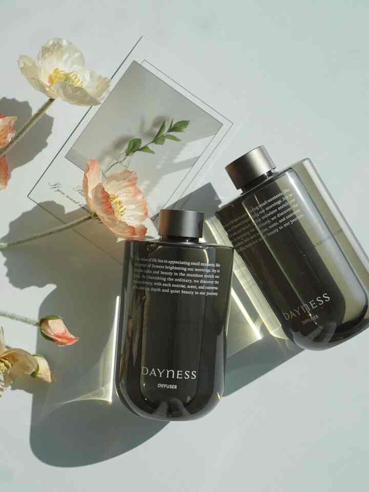 #제품제공 | @dayness.kr
最近家の中はいつも香りがいいです🌿
今回、デニス・オリーブヤングのローンチ記念でディフューザー2種セットを協賛されて使用中ですが、フローラルハウスとクリンブランケットの両方の香りとも本当に満足です。

💐フローラルハウス
ほのかな花の香りが空間をふんわり包み込みます。
一日を終えて寝室に置くと
気持ちが快適になる感じです:)

☁️  #diffuser #대용량디퓨저 #디퓨저선물 