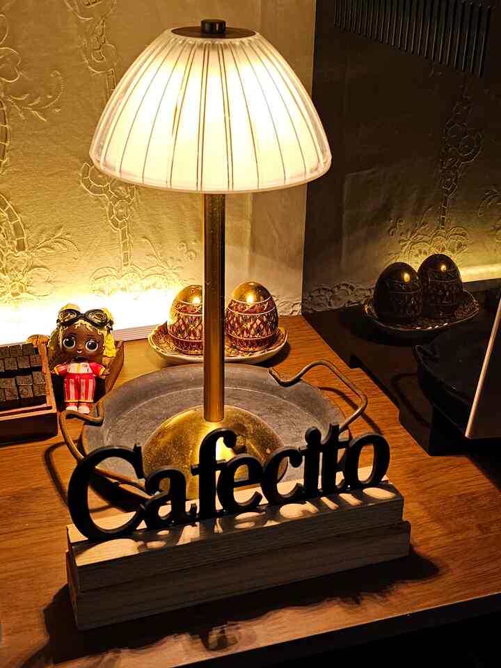 #大好きな愛情 #COFFEEBAR #コーヒーバー☕️ 
＃ビンテージ＃ホームインテリア＃カーテンスタイリング
＃私たちの家フォトゾーン＃私たちの家の追求 
＃私たちの家の好み記録＃コンスープ記録集
＃リセント＃ビンズ＃ホームカフェ場＃ホームカフェ
＃ホームカフェを飾る＃ホームカフェインテリア
＃空間分離インテリア＃空間分離 
＃スペースブーンリアイディア＃壁のパーティション 
＃ウッド本棚＃ウッドインテリア＃ウッドスタイリング  
＃すべてのビンテージ＃ビンテージ＃マキシマリスト 
＃ホームカフェ＃ホームスタイリング＃ビンテージインテリア

いろいろな種類のヴィンテージが飛び交う…♥︎
         《いろいろな種類のビンテージのビンズビュッフェ収納場》

コーヒーバースペース☕️
いろいろなキッチン用品と雑動サニー収納を担当している、
ウッド棚棚《スペースルームリブ1200 3段棚》
ガラス収納場《ウェルパニチャールックススライドガラスドア収納場》

ホームカフェエリア
全身鏡は《ベノシックスルア原木非定型全身鏡》
ホームカフェ場は《リセントビーンズブッフェ収納場セット》

==============================

あらゆる種類のビンテージホームは30坪構築アパートです。
キッチンスペースとリビングスペースに分かれており、
部屋3つとトイレ2つがあります。
キッチンスペースは3つのヴィンテージゾーンで飾られました。
▪︎リセントビンズホームカフェ場とビビエント食卓がある空間
▪︎ウェルパネチャールックスガラス収納場 
    コーヒーマシンが置かれたコーヒーバースペース.. ☕️
そして今日の家具配置を変えながら飾ってみた、
▪︎アンティークツイストゲートラックスペース
このように3つのヴィンテージ空間で構成されています。
:)♥︎

    Happy ON.GOD Vintage time.
        :)♥︎

♡==============================♡

 《あらゆる種類のビンテージホーム》
   フランスヴィンテージムード〜

   パリカフェ。
   :)♥︎

いろいろな種類のヴィンテージが飛び交う…♥︎
ヴィンテージムードが興奮した…♥︎
《On.God.Vin.T.G》