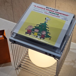 LP 마저 크리스마스를 준비하는 무드가 확실하죠?
스누피 너무 귀여워요....♡
#xmas #크리스마스 #거실인테리어