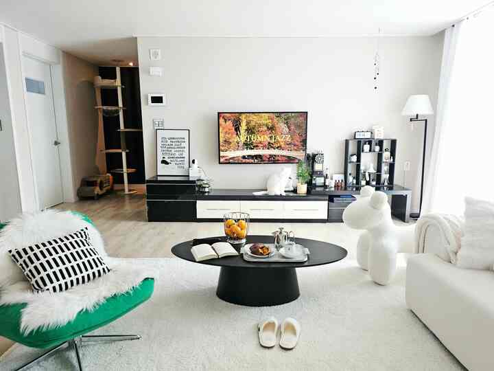 ＃コンスープ記録集＃今日の私たちの家1
。
ドゥムチト ドゥクチト 秋の感じのジャズフリー、
好きな作家の本一冊、
モラックモラックエフに焼いたサツマイモ、
香ばしいお茶と甘い甘さ、
ひざまずいて横になったゴールゴンニャン、
そして清潔に整えられた私たちの家...
。
これまで忙しいから 
感じなかった余裕を 
存分に味わう中です。
。
忘れずにこんなに立ち寄ってくれてありがとう。
秋の気分を楽しむ一日になってください🤍
。
＃甘いダリン＃秋のインテリア＃アパートのリビングルーム＃リビングルームの飾り