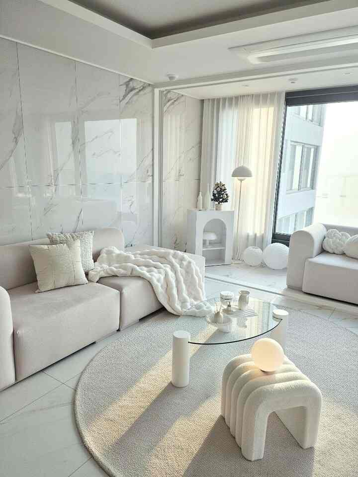 冬が近づいています。
ふわふわの木のインテリアが目立つ 
しかし、
白の狂気。
ホワイトトーンをあきらめることはできませんね🤍

ああ、本当に！
私の家も来週にツリー🎄が入ります。 
みんなとてもきれいなクリスマスツリーをしましたが、
ツリーの写真を上げると0.1秒でも見ていただけますか？

実は幼い時も木をやったことがないから 
私はロマンだったよ😭

＃今日の家＃ホワイトインテリア＃1家具＃30フラットインテリア＃バルコニー＃テラス＃モジュールソファ＃1インショパ
 