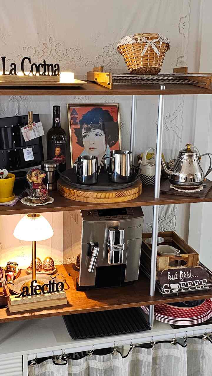 ＃今日の私たちの家＃コーヒーバー＃COFFEEBAR ☕️ 
＃ビンテージ＃ホームインテリア＃カーテンスタイリング
＃私たちの家フォトゾーン＃私たちの家の追求 
＃私たちの家の好み記録＃コンスープ記録集
＃リセント＃ビンズ＃ホームカフェ場＃ホームカフェ
＃ホームカフェを飾る＃ホームカフェインテリア
＃空間分離インテリア＃空間分離 
＃スペースブーンリアイディア＃壁のパーティション 
＃ウッド本棚＃ウッドインテリア＃ウッドスタイリング  
＃すべてのビンテージ＃ビンテージ＃マキシマリスト 
＃ホームカフェ＃ホームスタイリング＃ビンテージインテリア

いろいろな種類のヴィンテージが飛び交う…♥︎
         《いろいろな種類のビンテージのビンズビュッフェ収納場》

コーヒーバー＆ホームカフェスペース☕️🖼
額縁のインテリアを変えました〜
 :)♥︎

いろいろなキッチン用品と雑動サニー収納を担当している、
ウッド棚棚《スペースルームリブ1200 3段棚》
ガラス収納場《ウェルパニチャールックススライドガラスドア収納場》

ホームカフェエリア
全身鏡は《ベノシックスルア原木非定型全身鏡》
ホームカフェ場は《リセントビーンズブッフェ収納場セット》

==============================

あらゆる種類のビンテージホームは30坪構築アパートです。
キッチンスペースとリビングスペースに分かれており、
部屋3つとトイレ2つがあります。
キッチンスペースは3つのヴィンテージゾーンで飾られました。
▪︎リセントビンズホームカフェ場とビビエント食卓がある空間
▪︎ウェルパネチャールックスガラス収納場 
    コーヒーマシンが置かれたコーヒーバースペース.. ☕️
そして今日の家具配置を変えながら飾ってみた、
▪︎アンティークツイストゲートラックスペース
このように3つのヴィンテージ空間で構成されています。
:)♥︎

    Happy ON.GOD Vintage time.
        :)♥︎

♡==============================♡

 《あらゆる種類のビンテージホーム》
   フランスヴィンテージムード〜

   パリカフェ。
   :)♥︎

いろいろな種類のヴィンテージが飛び交う…♥︎
ヴィンテージムードが興奮した…♥︎
《On.God.Vin.T.G》