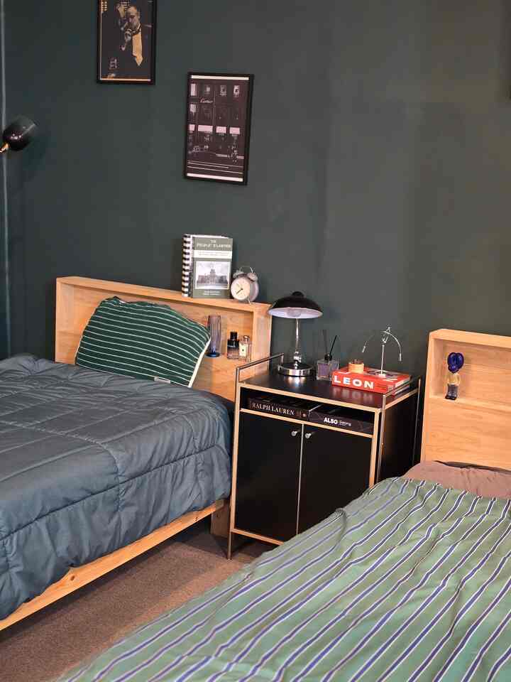 This room has a modern vintage vibe.
This room is both classic and trendy.
The deep green wall color, wood frame, and black accent cabinets create a harmonious and masculine atmosphere for a son's room.

The cabinet features a sophisticated contrast between a matte black surface and a bright wood frame, and the book display evokes both a brand sensibility and interior design.
It's perfect for displaying accessories like metal lighting and a scented diffuser.
The birch wood grain is accented by a textured ABS edge.
The silver matte round chrome molded handle feels great to the touch, and the handle is easy to open and close. The corners are smooth.
With its ample storage space, it's perfect for a bedroom side table.
It's also great for multi-purpose storage in the living room, home cafe area, and more.
It's easy to use.
I placed it between my sons' beds and it looks incredibly classy and stylish.
The deep green and black combination is a great combination! 👍🏻
My sons also loved this cabinet.

#Today's Home #콘수프기록집 #침실협탁 #침실꾸미기 
#MidCenturyFurniture #미드센츄리 #수납장 #침대협탁 #거실수납장 #남자방 #남자방꾸미기 #대학생원룸 #대학생방 #홈카페장 #프롬홈 #몬테라수납장 #다용도수납장 #클래식모던
#VintageMood #모던룸 #빈티지인테리어 #수납선반장

