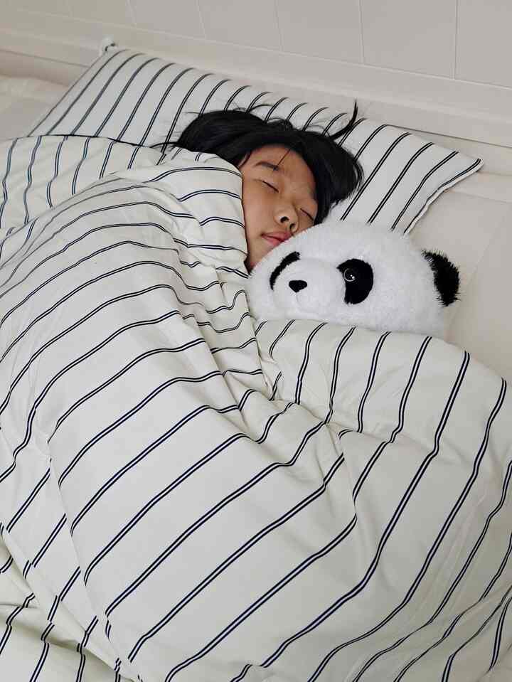 

最近の天気がよく寒くなって寝具を変えました。
今回選んだのは、プリーエル・フォンシン・フォンシン・ユアメイトの極細史狼布団。

初めて繰り広げた時から感じられる柔らかい極細糸の触感が本当にふわふわで、
体に巻く感じが良くて横になるたびに満足度が高いです。

ホワイトベースのネイビーストライプパターンです。
過度のデザインなしですっきりと空間の雰囲気が整えられる感じです。
ベッド一つ変えただけなのに冬のムードがピッタリとなる気分☁️
何度洗っても毛羽や毛羽立ちがほとんどなく、
静電気も多く発生せず、管理ストレスも少ないです。
重量感は適度で、苦しくなく暖かいです。

特に朝気温が下がる最近、
ふとんだけよく変えても体感暖房効果があり満足度が上がります。
ベッドで起きたくないのがデメリットならデメリット… 😆





＃今日の家＃プリエル＃フォンシンフォンシン＃ユアメイト極細さ＃極細サイブル＃冬の寝具＃保温性の良い布団＃ふわふわの布団＃寝具のお勧め
