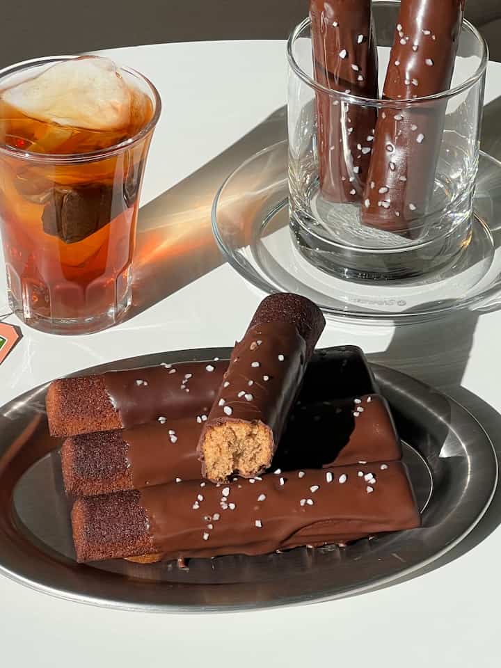 Churros Financier
ペペロデー記念に作ったチュラスフィナンシーで
シナモンシュガーの代わりにダークカバーチョコレートを埋めてパルソルトをソルソル振りかけて完成しました😀💛
シナモン味がほのかな私はフィナンシエと甘くて甘いチョコレート
塩辛いパールソルトの調和が大ヒット👀✨️
食べると特に美味しいです💖 

❔️ペペロデーを手に入れましょう❔️
私はただ進むとまた残念だと思います🥲
だから毎回手に入れたんですよー！

＃今日の私たちの家＃コンスープ記録＃ペペロデー＃ペペロ＃ペペロ作り