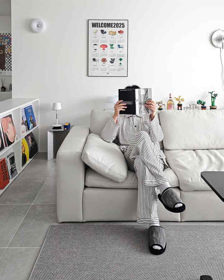 ＃五感レビュープログラムを通じて製品を提供され、直接使用してスタイリングした後期です。

家の中で過ごす時間が長いので、スリッパ一つも長く履けるデザインと快適さが重要です。
今回使ったビーガンレザースリッパルームシューズGREYは、第一印象から落ち着いたトーンとなめらかな質感が目立ち、家全体のミニマリストな雰囲気と自然に合ったそうです。
柔らかいビーガンレザー素材だから足元を包み込む感じが快適で、床を歩く時も騒音やスリムがなくて日常でよく手が行きます

特に気に入った部分は衛生的に管理が簡単だという点です。
革なので管理が難しいか心配していましたが、生活汚染が埋まってもすぐに拭けばきれいになるタイプなのでキッチンやデスク周辺でも気軽に履き良かったです。
オフィススリッパとして使ってもすぐに汚れてしまう感じがなくて実用性が高いと感じました。

もう一つのポイントは取り外し可能なサージカルチェーンディテールです。
スリッパ一つで二つの雰囲気を出せるので、普段はシンプルに履いて撮影する時や外出準備する時はチェーンをつけてポイントアイテムのように活用できたんですよ。
カジュアルはもちろん、スラックスのようなすっきりしたルックともよく似合い、活用度がかなり高いです。

季節制限なく四季を通して履き心地が良く、家・事務室・作業空間どこでも自然に似合うミニマルなルームスリッパを探しているなら十分満足できそうです。
数日使ってみると着和感・管理利便性・デザインがバランスよく取れている製品だと感じましたよ🙂

＃ビーガンレザースリッパ