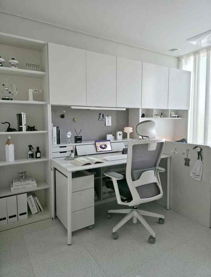 白を基調とした子供部屋、デスクと収納キャビネット、オフィスチェアが配置されたモダンな学習空間