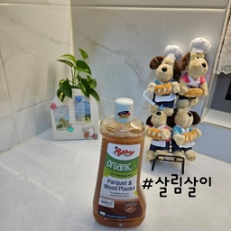 #살림살이 
로봇청소기 세정제가 똑 떨어졌어요.
용량도 많고 친환경적인 세제라 믿음이 갔어요.
에코백스 세정제 주입구 못찾아서 인터넷 검색했더니 오른쪽 뚜껑을 열면 열리드라구요. 로봇청소기 세척할때 세정제는 얼마 안들어간다고 하길래 그대로 부어주었어요. 사용해보니 바닥이 미끌거림 없고 그전에 사용하던것과 다르지않고 레몬향기가 나서 좋았어요.
#콘수프기록집 #맞팔 #일상 #청소세정제 #폴리보이 #오가닉 #로봇청소기 #로봇청소기세제 #세제추천 #친환경세제 #레몬향 #에코백스 #집안청소 #이모님 #오늘의가든 #오늘의집 