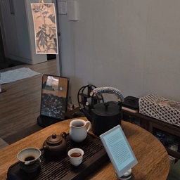 본래의 나를 찾는 한잔 🍵 
근 일주일간 너무 많은 변화를 겪은 일상에 어지러워
몇일 불면이었다가 어젯밤 정신을 차렸어요
루틴이 잃어버려 중심이 흩어진 것 같아
요가 뒤에 책을 읽다 숙면하고 일어나자마자 차를 내려마시는 루틴으로 돌아왔습니다
해온 세월이 있어 걱정과 달리 금방 다시 적응이되네요 ㅎㅎ
바쁘고 피곤해도 가장 중요한 게 뭔지 잊지말아야겠어요
#오늘의우리집 #콘수프기록집 #일상루틴 #다도생활 #독서생활 #차마시기 #다도 #동양미 #동양인테리어 #코지인테리어 #신혼집 #맞팔