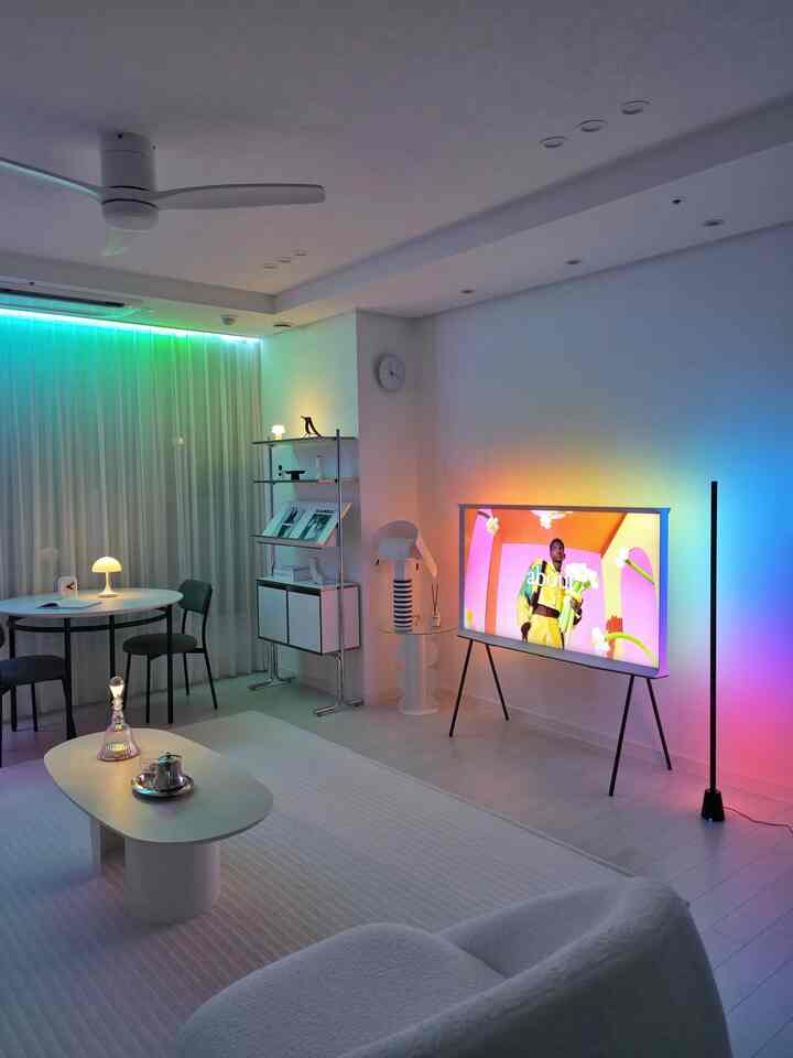 最近外出して家に帰ると一番期待される時間があります。すぐにテレビの前にいない瞬間〜

しばらく前に設置したWise Sinkbox TVストリップのおかげで、リビングルームの雰囲気が完全に変わりました。
コンパクトなサイズなので設置も簡単で、電線もすっきりと整理されて家のインテリアを傷つけませんでした。

Wi-Fiさえあれば、従来に使っていたLEDストリップやフロア照明までアプリで一度に接続可能！
音楽を聞いたときは、リズムに合わせて反応するので、本当に新世界でした🎵

画面の中のシーンと音に合わせて照明がリアルタイムで変わるので、映画館よりも没入感ができますが、空間全体が生きて動く感じがして、もっと面白かったです。
サラウンド照明が空間をいっぱいに満たしてくれたら、今はただテレビを見る前に退屈するほどです。

アプリで色味や明るさ、彩度まで細かく調節できるので、雰囲気に合わせて変えてくれる楽しさもすごい～～ ただテレビだけをつけた時よりもホイールシーンの活気溢れる、おかげで家にいる時間がもっと楽しくなりました。

今はテレビの前にいない時間がただの視聴ではなく、小さな楽しさで一日の癒しになりました。
ウィズシンクボックスに変わったリビングルーム、これからももっと頻繁に火を消して没入してみるべきでしょうか？😊

🏷アリで19日までに最大44％の割引価格でWiZ製品に会うことができると言うので、興味のある方はアリでWiZを検索してみてください！

＃コンスープ記録集＃照明レストラン＃照明おすすめ＃リビング飾り＃照明＃昏睡家電
