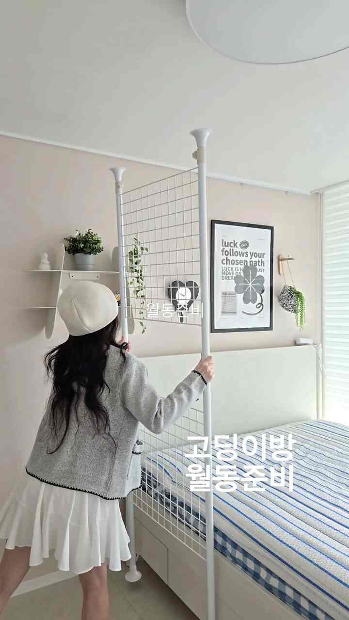 白とベージュの色調の高校生の部屋、ベッドと棚が配置され、清潔で温かみのある雰囲気のインテリア